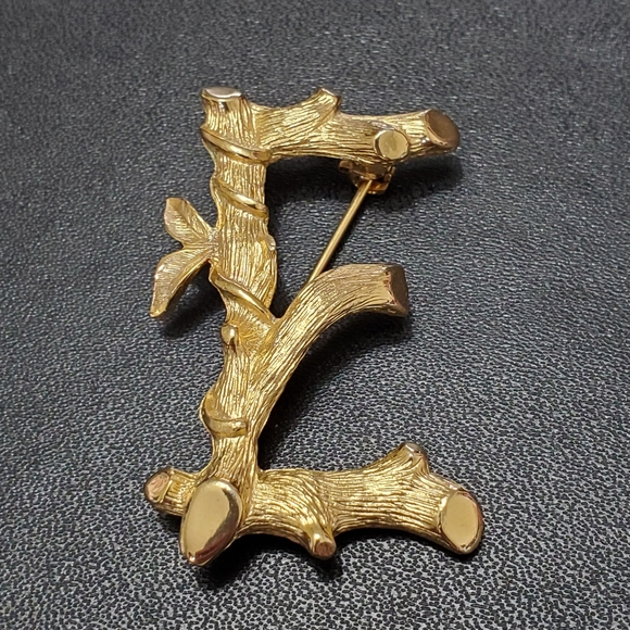 Sarah Coventry Jewelry - Sarah Coventry gold tone E branch brooch